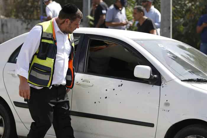 Polizia israeliana davanti l'auto del killer neutralizzato a Gerusalemme