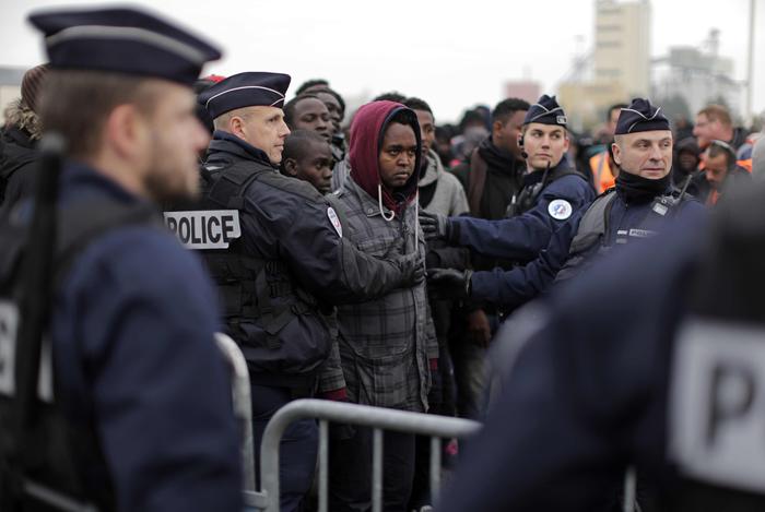 Sgomberati i migranti della giungla di Calais 