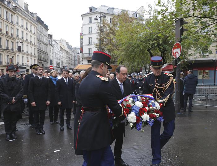Il presidente francese Francois Hollande durante una delle commemorazioni a Parigi