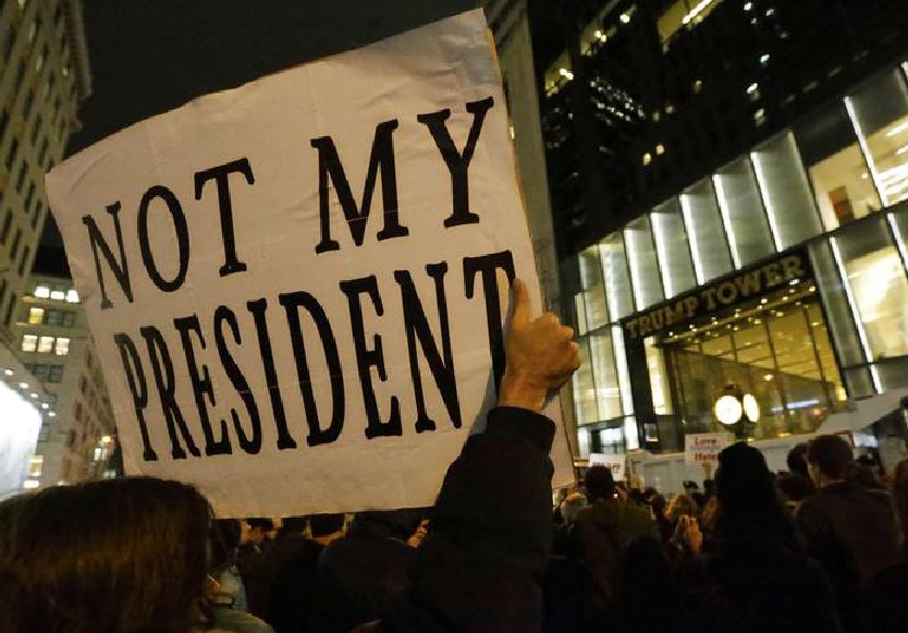 Manifestanti anti Trump a New York