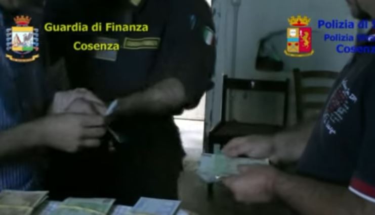 Un frame del video dei finanzieri di Cosenza operazione Factotum