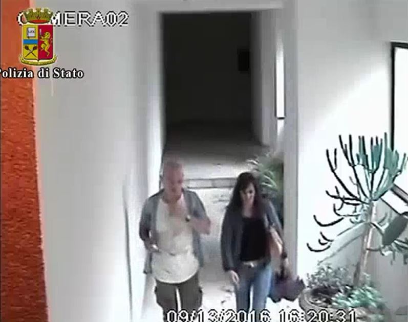 La coppia ripresa dalle videocamere di sorveglianza