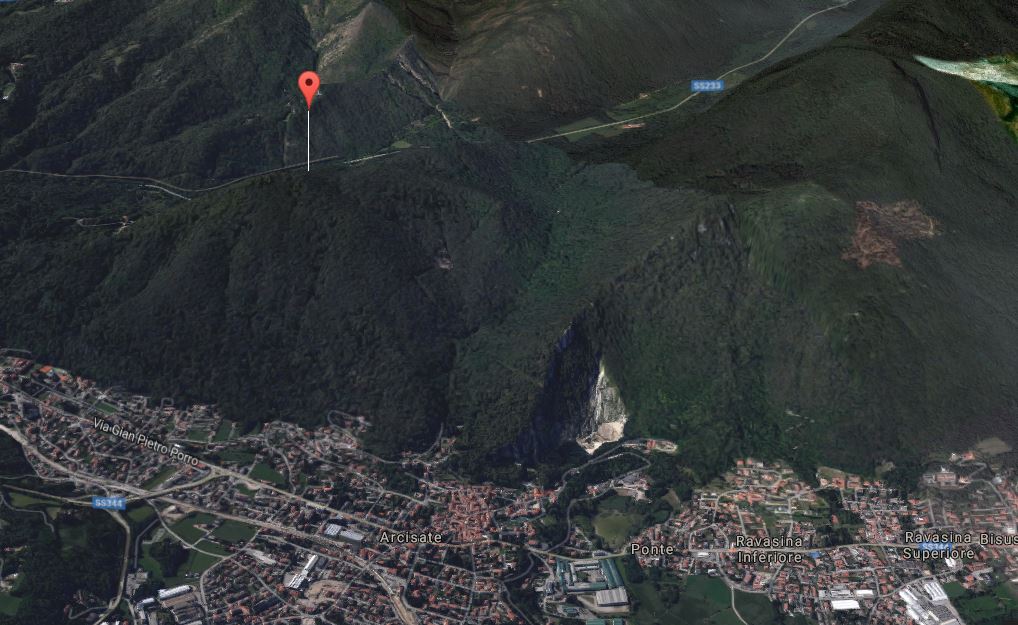 L'area boschiva sul monte Minisfreddo a Bisuschio dove è precipitato l'elicottero