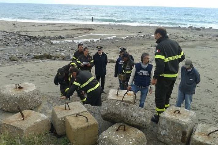 Esperti al lavoro sulla spiaggia di Calalonga a Montauro