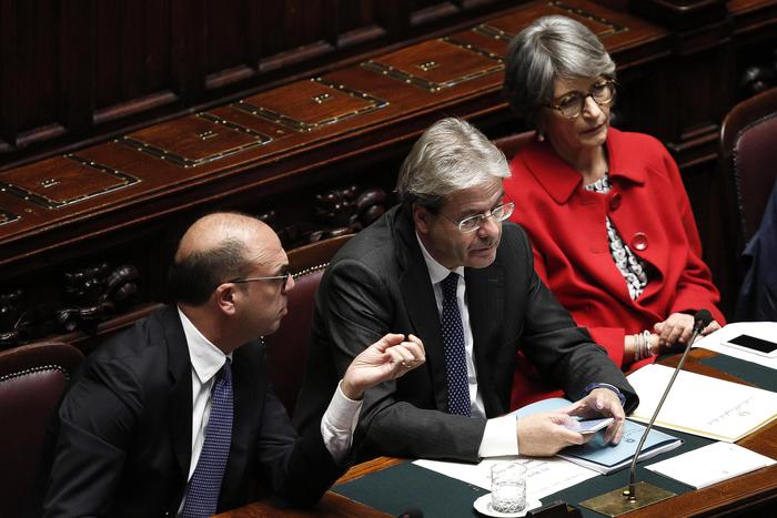Da sinistra Alfano Gentiloni e Finocchiaro nell'aula della Camera
