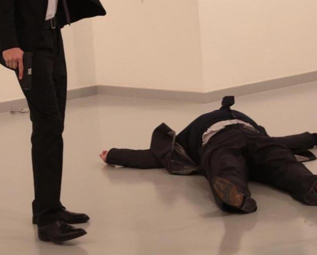 l'Ambasciatore russo Andrei Karlov a terra dopo essere stato sparato
