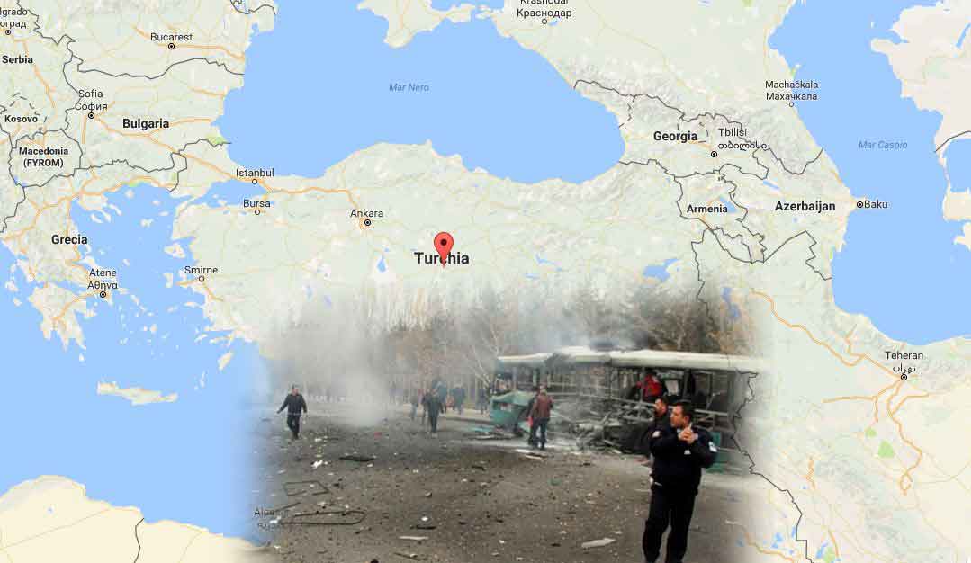 In basso il bus colpito dall'autobomba in Turchia