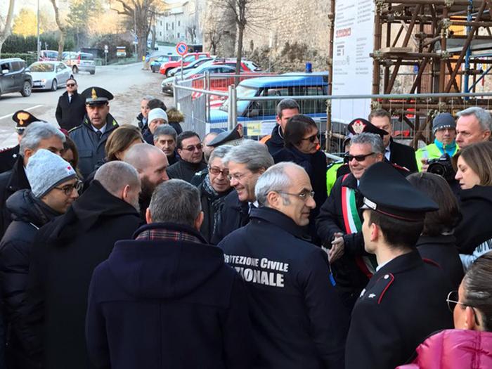 Il presidente del Consiglio, Paolo Gentiloni, a Norcia