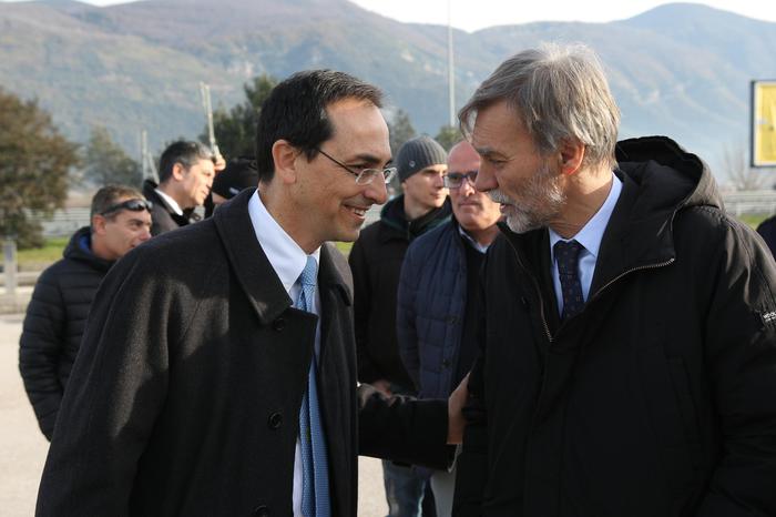Il ministro dei Trasporti Graziano Delrio (D) e il presidente dell'Anas Gianni Vittorio Armani in occasione del viaggio inaugurale sulla Salerno-Reggio Calabria, 22 dicembre 2016.
