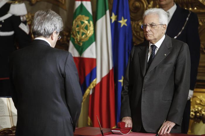 Il presidente del Consiglio Paolo Gentiloni giura davanti al presidente della Repubblica Sergio Mattarela