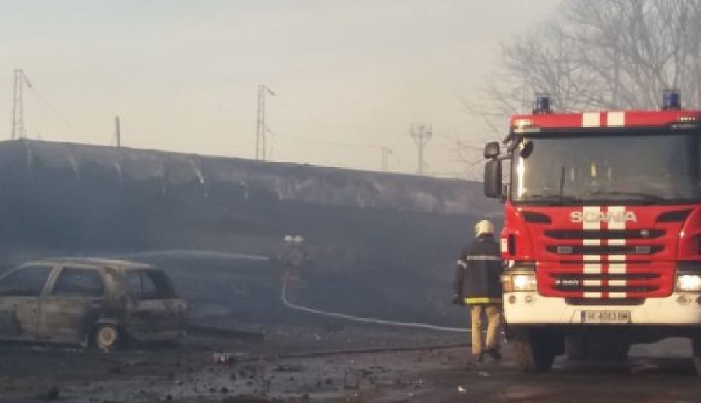 I vagoni incendiati dopo l'impatto alla stazione di Hitrino, in Bulgaria