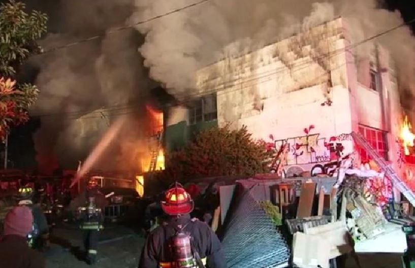 Incendio al rave party a Oakland, l'edificio in fiamme