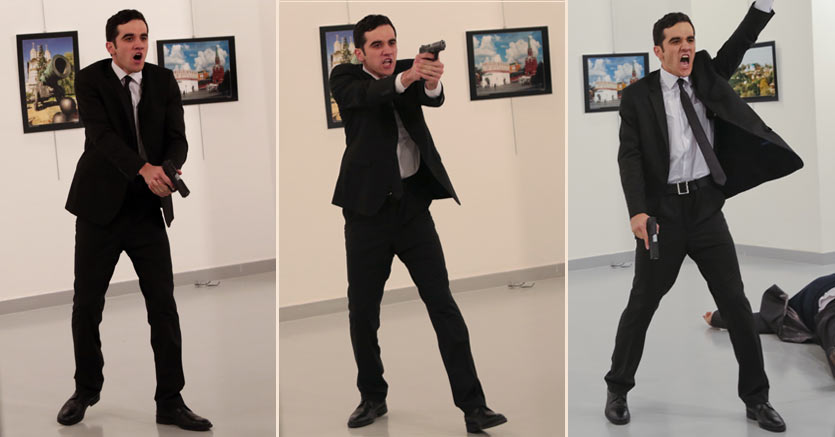 L'attentatore con la pistola dopo aver sparato all'ambasciatore russo
