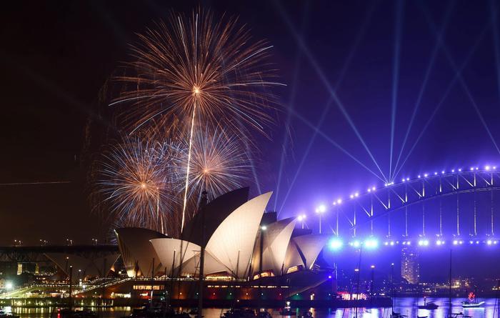Capodanno: festa di fuochi d'artificio sulla baia di Sydney