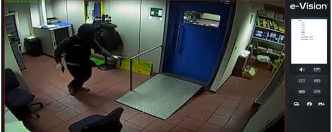 Un frame delle riprese della rapina all'ufficio postale di Pizzo
