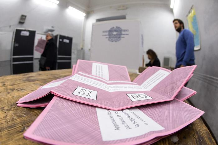 Un momento del voto per il Referendum Costituzionale