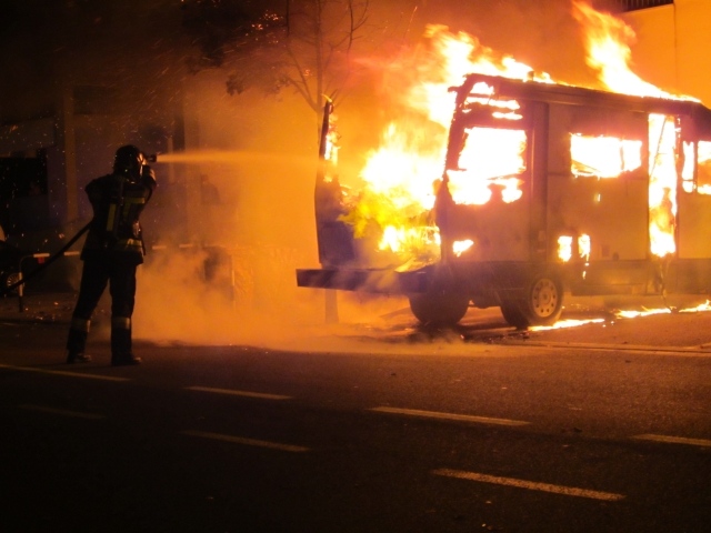 Il camper della famiglia Halinovic avvolto dalle fiamme