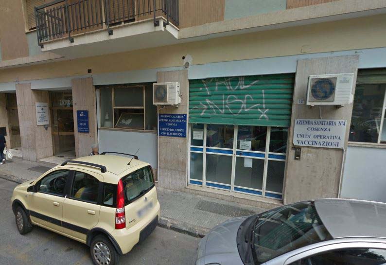 La sede dell'Asp in via delle Medaglie d'Oro a Cosenza vaccini