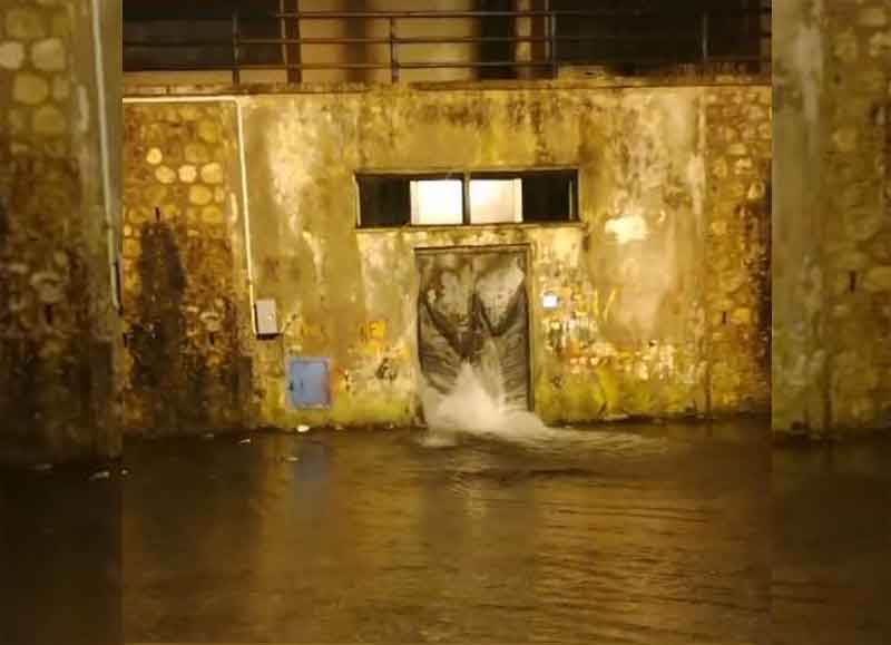Frame di un video postato su Facebook che mostra la perdita d'acqua dal serbatoio di via De Rada, a Cosenza