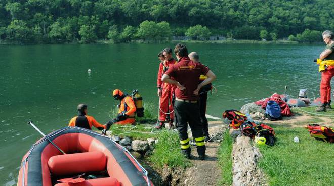 Apecar con cadavere trovata in un lago a Omegna, Piemonte. 