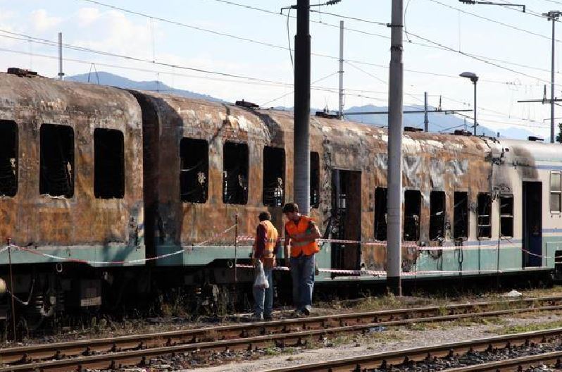 Scheletro di uomo trovato a Bari in un treno bruciato a Cosenza