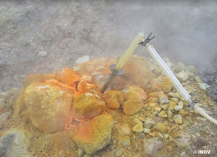 La Bocca Grande, una delle fumarole della Solfatara che testimonia l’attività del vulcano Campi Flegrei