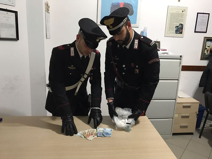 I Carabinieri di S. Ilario dello Ionio con il denaro e la droga sequestrati