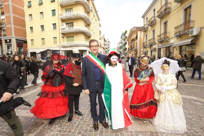 Corteo di Carnevale su Corso Mazzini a Cosenza con il sindaco Mario Occhiuto 