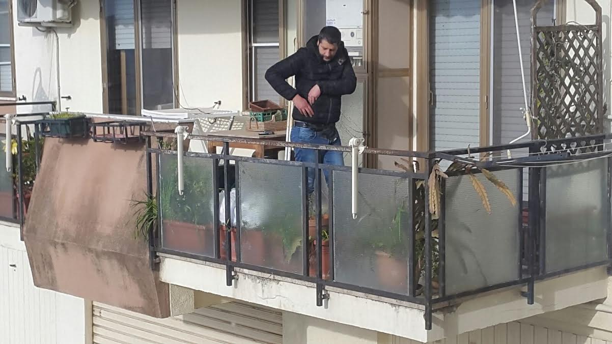 Francesco Scalise su balcone