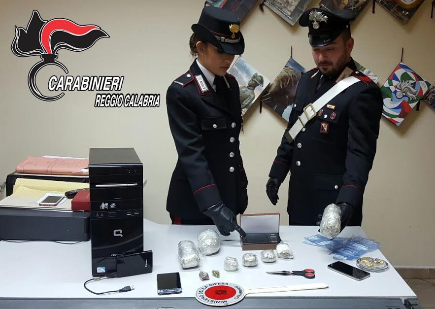I militari di Reggio Calabria con la droga e gli strumenti sequestrati alla coppia