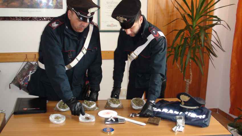 Militari con la droga rinvenuta a Crotone a Massimo Scarriglia