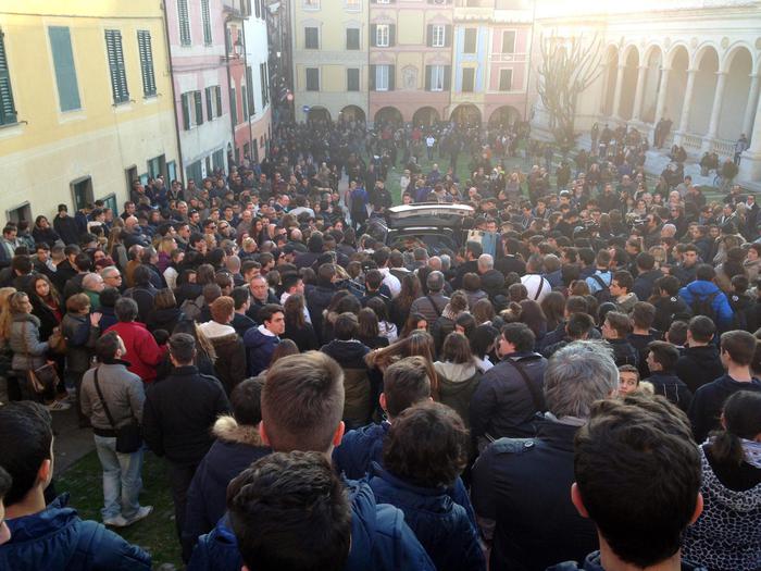 Un momento dei funerali del ragazzo morto suicida a Lavagna