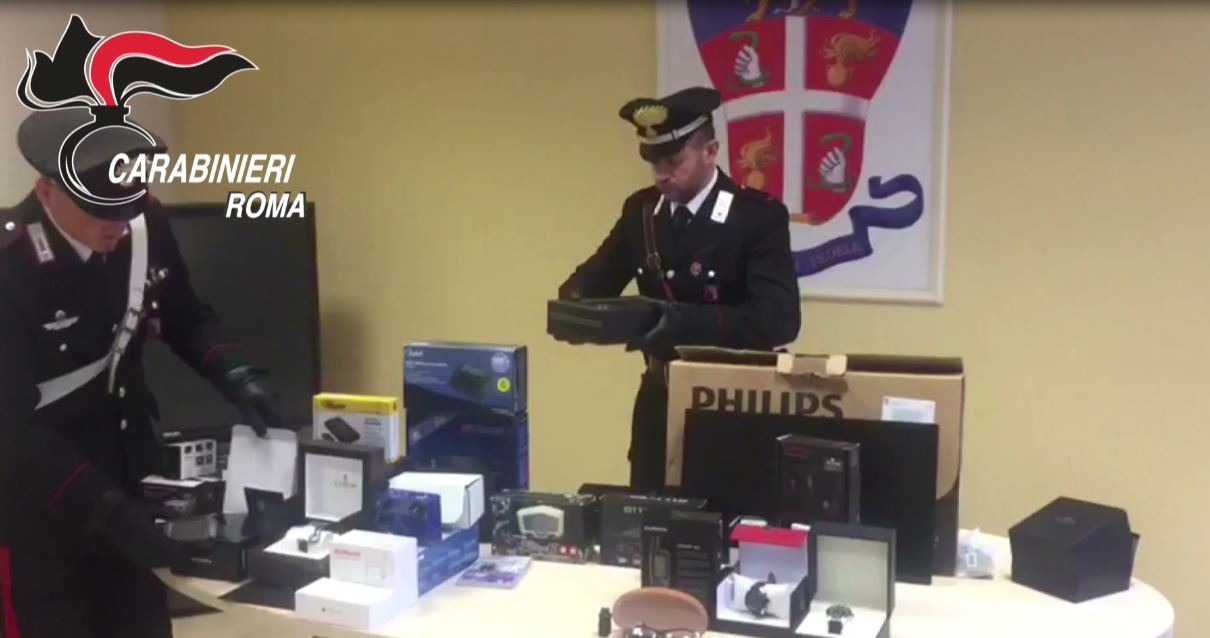 "Allegerivano" pacchi a Fiumicino, arrestati corriere e complice 