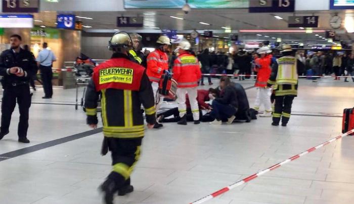 Una immagine dei primi soccorsi alla stazione di Duesseldorf