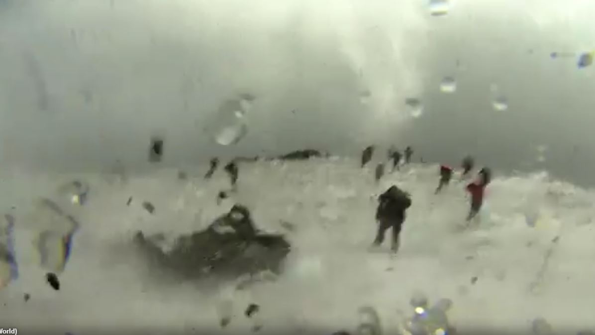 Gli escursionisti subito dopo l'esplosione lavica dell'Etna
