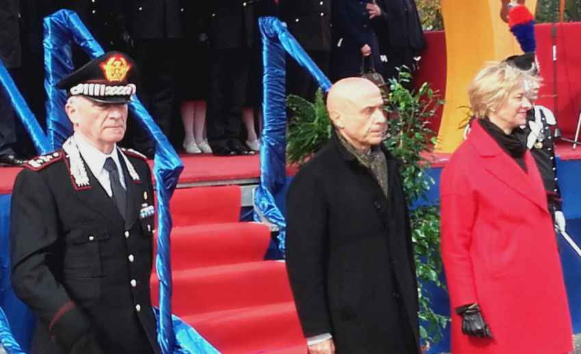 Da sinistra Tullio Del Sette, Marco Minniti e Roberta Pinotti alla cerimonia di istituzione del 14° battaglione dell'Arma dei Carabinieri