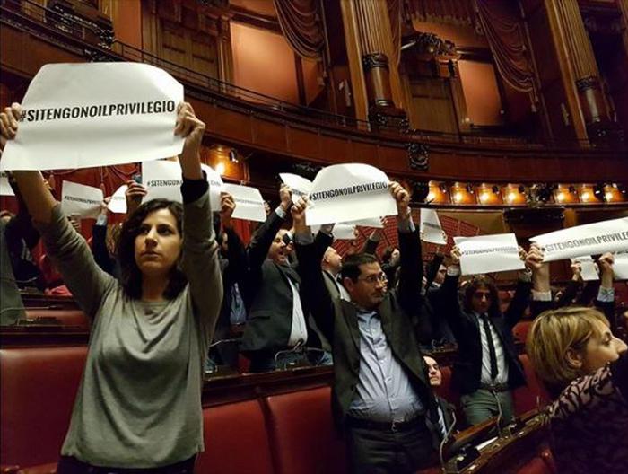 Un momento della protesta alla Camera dei deputati M5S contro i vitalizi parlamentari