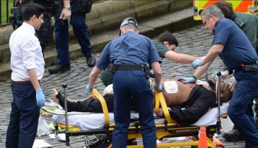 L'attentatore di Londra Khalid Masood, in barella