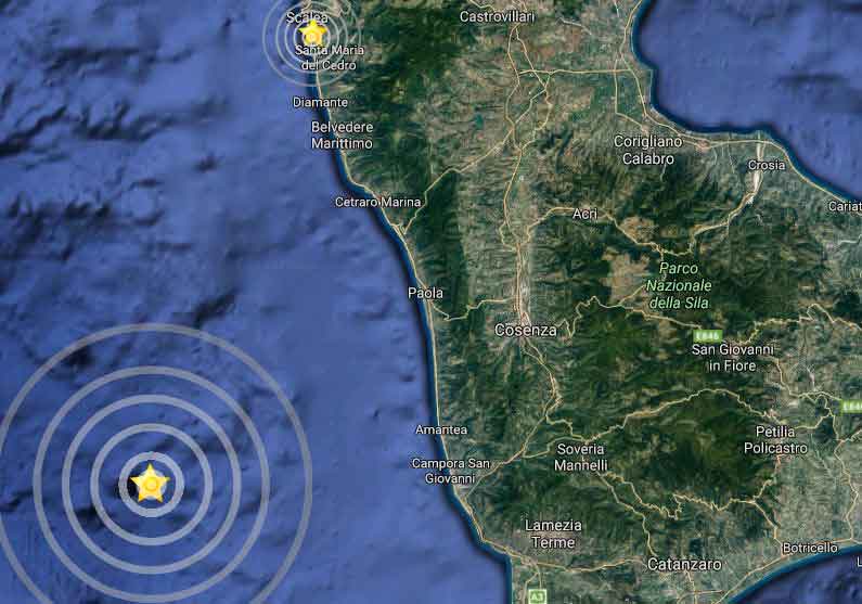 Nel cerchio più grande lo sciame sismico a largo di Amantea. In alto il terremoto a Scalea