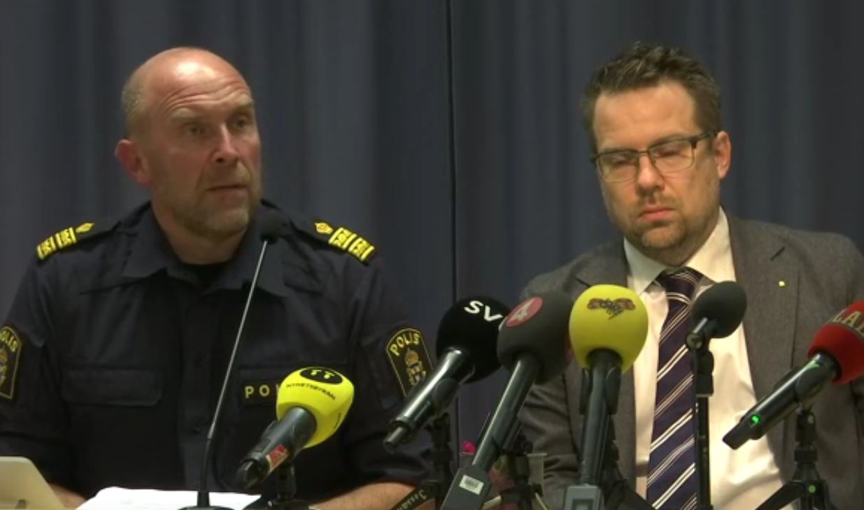 Gli investigatori svedesi durante la conferenza stampa sull'arresto dell'attentatore a Stoccolma 