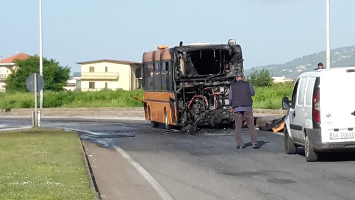 L'autobus urbano che ha preso fuoco a Lamezia Terme.