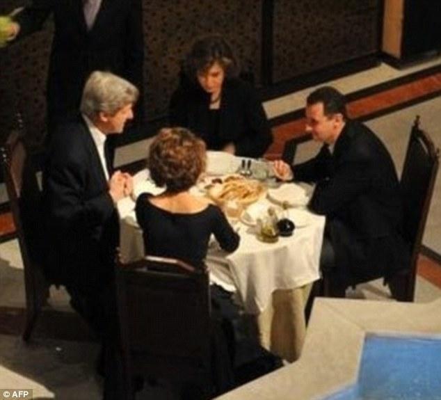 John Kerry e Bashar Al Assad a cena insieme quando gli Usa di Obama faceva affari con la Siria