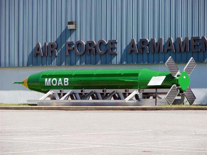 La bomba MOAB (GBU-43/B Massive Ordnance Air Blast) sganciata dagli Stati Uniti sull'Afghanistan orientale