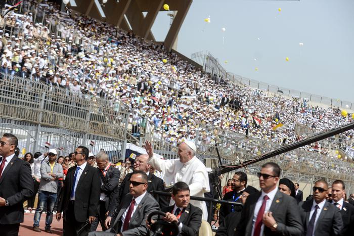 Papa Francesco all'Air Defense Stadium al Cairo, in Egitto. 