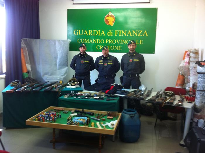 Le armi sequestrate dai finanzieri del Comando provinciale di Crotone
