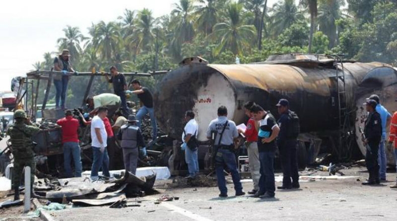 Scontro tra bus e camion cisterna in Messico, 24 morti