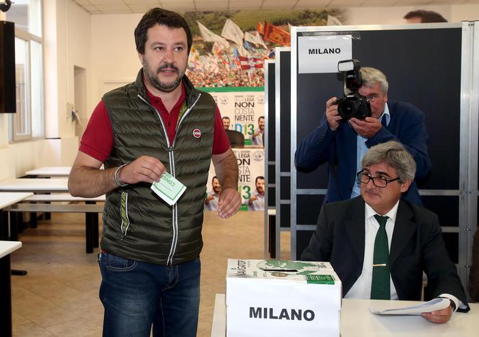 Il segretario uscente della Lega Nord, Matteo Salvini, durante il voto alle primarie