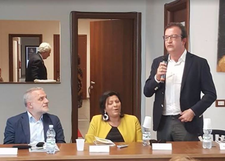 Da sinistra il giornalista Pino Di Donna, il vicesindaco Jole Santelli e il sindaco Mario Occhiuto