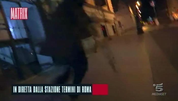 Roma, troupe Matrix aggredita in diretta a stazione Termini