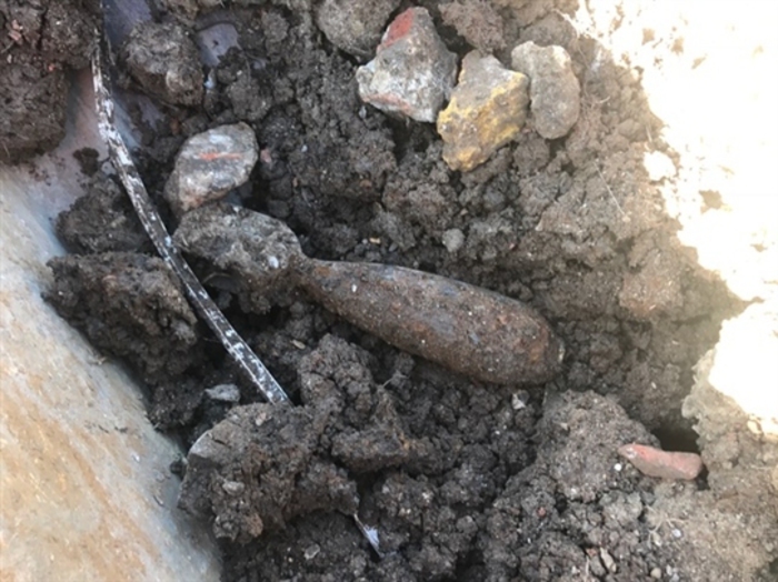 La bomba da mortaio contenente un chilo di tritolo trovata a Torre Badisco, litorale di Otranto (Lecce) (27 maggio 2017)